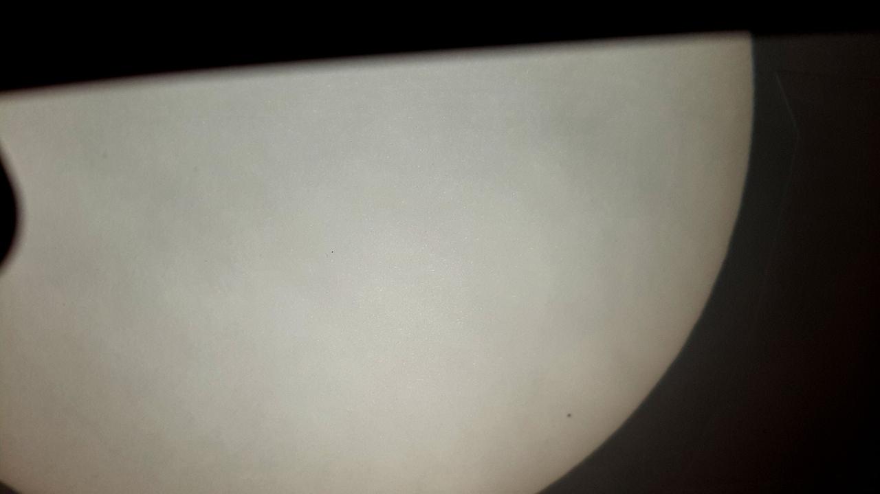 Der letzte Merkurtransit ereignete sich 2019 – hier ist die Sonne samt Merkur-Punkt mit einem Amateurteleskop auf ein weißes Blatt projiziert