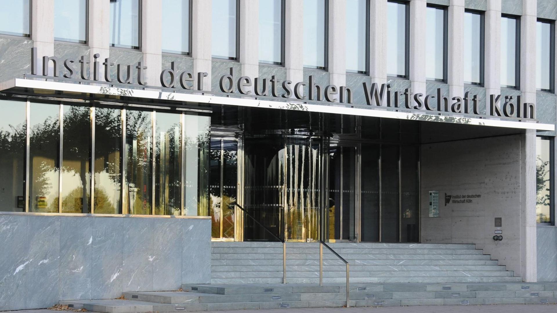 Schriftzug am Gebäude des Institut der deutschen Wirtschaft Köln