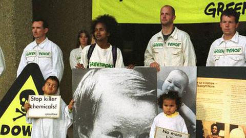 Greenpeace-Aktivisten demonstrieren gegen giftige Chemikalien.