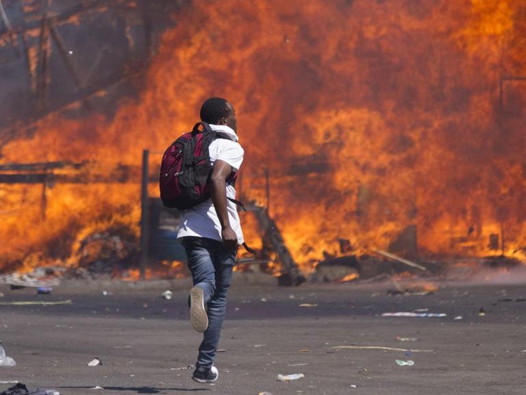 Eine brennende Barrikade in Harare, der Hauptstadt von Simbabwe. Dort war es nach einer Großkundgebung der Opposition gegen Präsident Mugabe zu schweren Unruhen gekommen.
