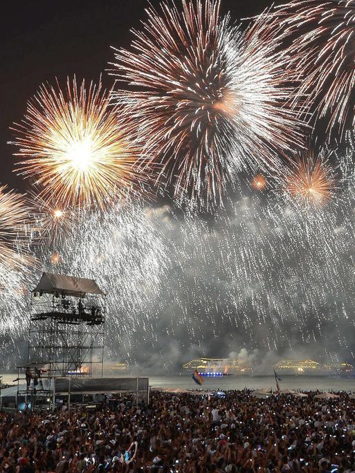 Über dem Copacabana-Strand in Rio de Janeiro ist Feuerwerk zu sehen.