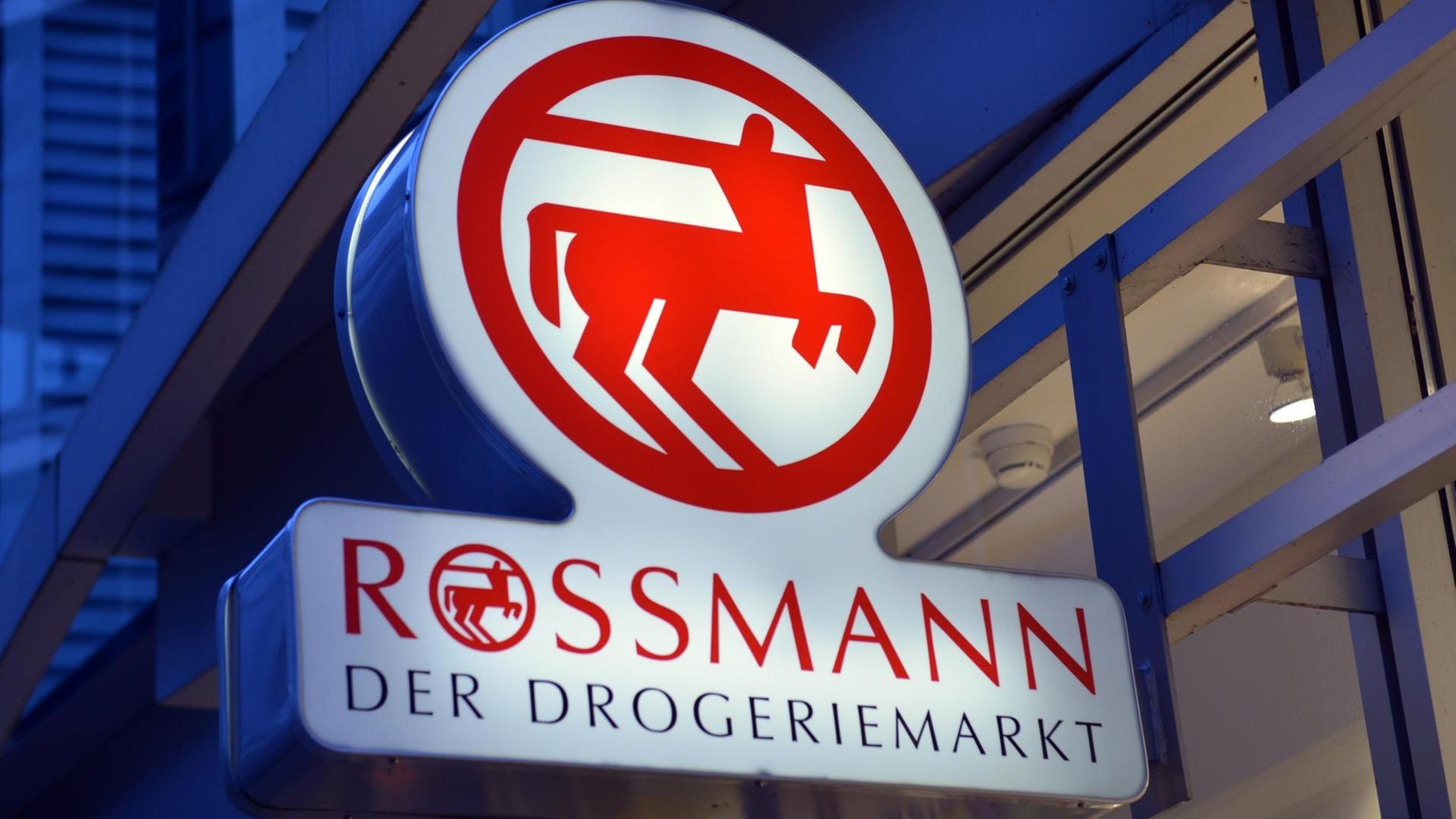 Ein Schild mit der Aufschrift "Rossmann - Der Drogeriemarkt"