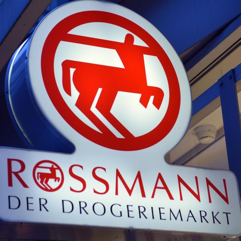 Ein Schild mit der Aufschrift "Rossmann - Der Drogeriemarkt"
