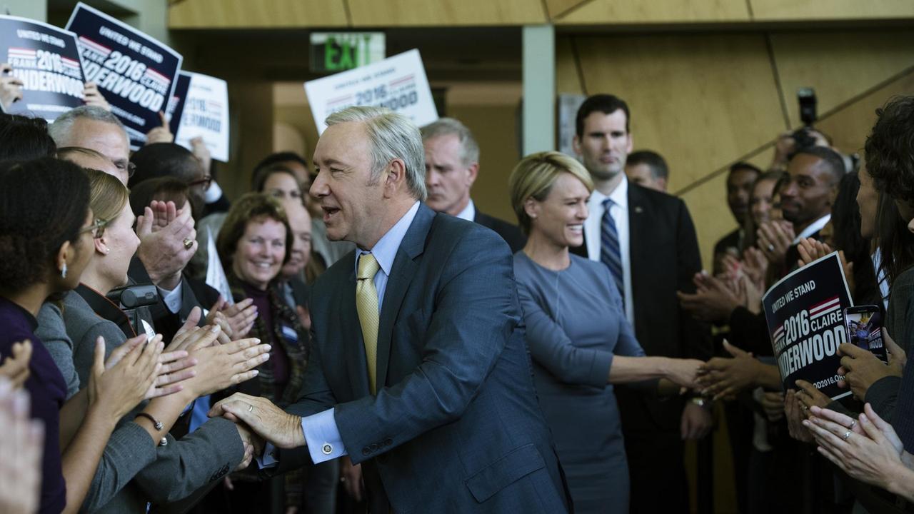Szenenbild aus House of Cards - Präsident Underwood schüttelt Hände von Wählern (Bild: Netflix / House of Cards / David Giesbrecht)