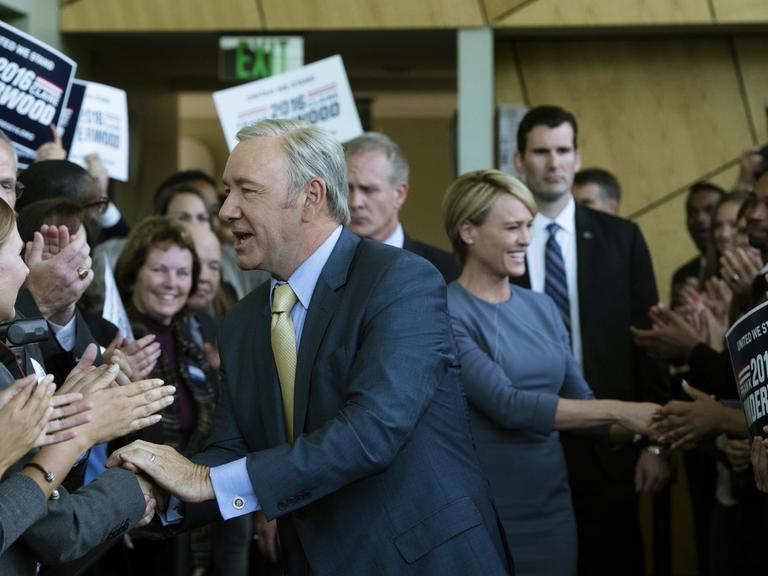 Szenenbild aus House of Cards - Präsident Underwood schüttelt Hände von Wählern (Bild: Netflix / House of Cards / David Giesbrecht)