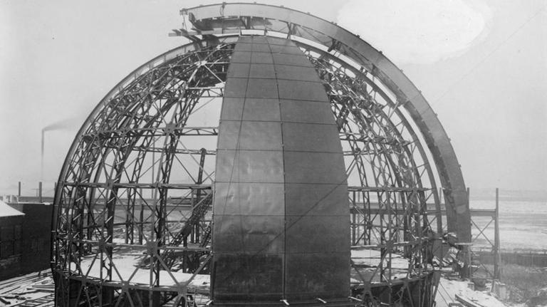 Bau der Kuppel für das 100-Inch-Teleskop