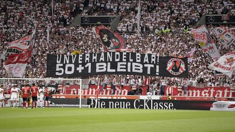 01.09.2018, Fussball 1. Bundesliga 2018/2019, 2. Spieltag, VfB Stuttgart - FC Bayern München, in der Mercedes-Benz-Arena, Stuttgart. Stuttgarter Fans fordern: Unverhandelbar! 50+1 bleibt! *** 01 09 2018 Football 1 Bundesliga 2018 2019 2 Gameday VfB Stuttgart FC Bayern Munich in the Mercedes Benz Arena Stuttgart Stuttgart fans demand unbreakable 50 1 remains