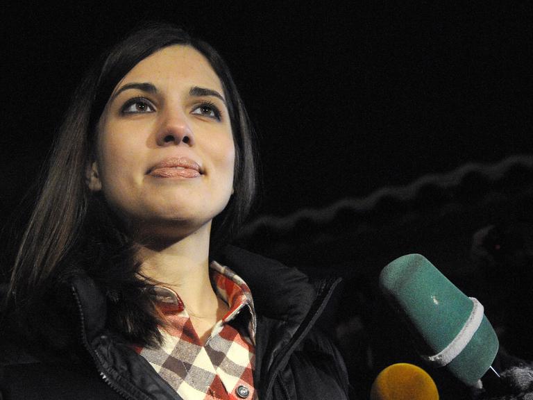 Nadeschda Tolokonnikowa nach ihrer Entlassung aus dem Gefängnis spricht vor Journalisten