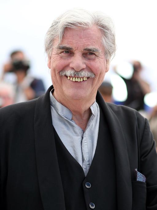 Der Schauspieler Peter Simonischek mit dem Gebiss von "Toni Erdmann", den er in Maren Ades gleichnamigem Film verkörpert, in Cannes