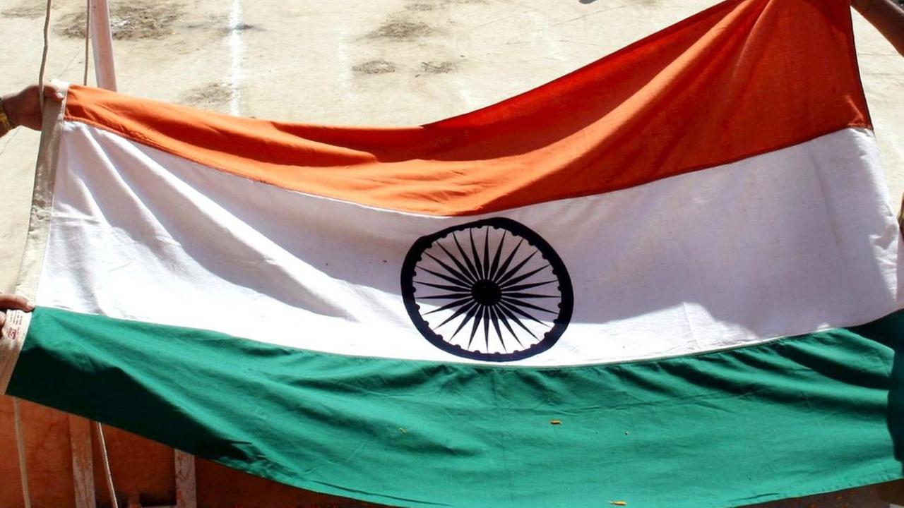 Polizisten aus Jammu und Kashmir hissen die indische Flagge bei der Parade zum 59. Unabhängigkeitstag in der nordindischen Stadt Jammu am Sonntag, dem 13. August 2006. Polizisten aus Jammu und Kashmir hissen die indische Flagge bei der Parade zum 59. Unabhängigkeitstag in der nordindischen Stadt Jammu am Sonntag, dem 13. August 2006.