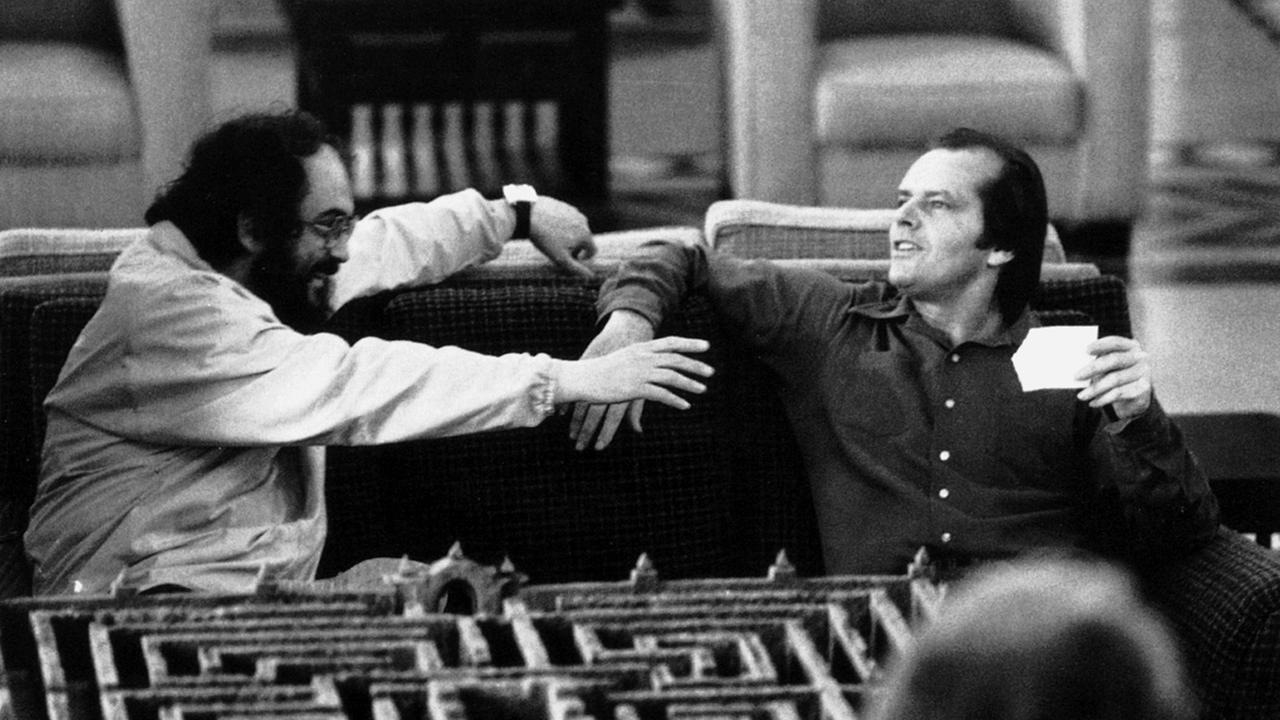 Das Bild zeigt den Regisseur Stanley Kubrick im Gespräch mit Jack Nicholson.