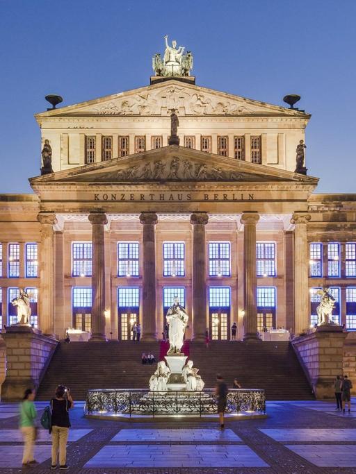 Das Konzerthaus Berlin bei nächtlicher Beleuchtung