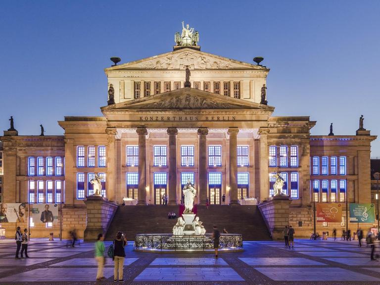 Das Konzerthaus Berlin bei nächtlicher Beleuchtung