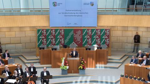 Armin Laschet (CDU), Ministerpräsident von Nordrhein-Westfalen, spricht im nordrhein-westfälischen Landtag. Mit einer Festveranstaltung zur Verabschiedung gedachte der Landtag dem deutschen Steinkohlebergbau. Die letzten beiden deutschen Zechen in Bottrop und Ibbenbüren schließen Ende des Jahres. Im Saarland ist der Bergbau schon seit 2012 Geschichte.