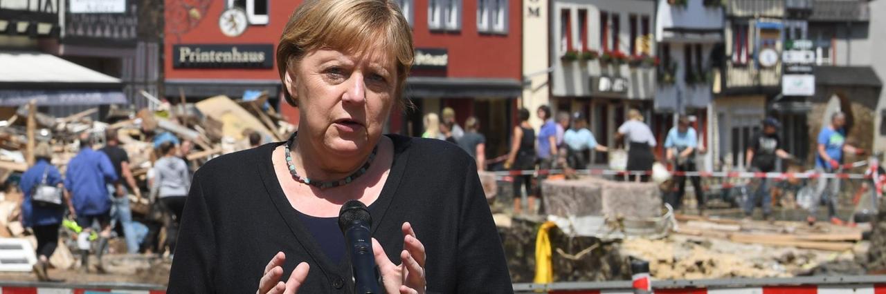 Bundeskanzlerin Angela Merkel (CDU) spricht auf einer Pressekonferenz in Bad Münstereifel.
