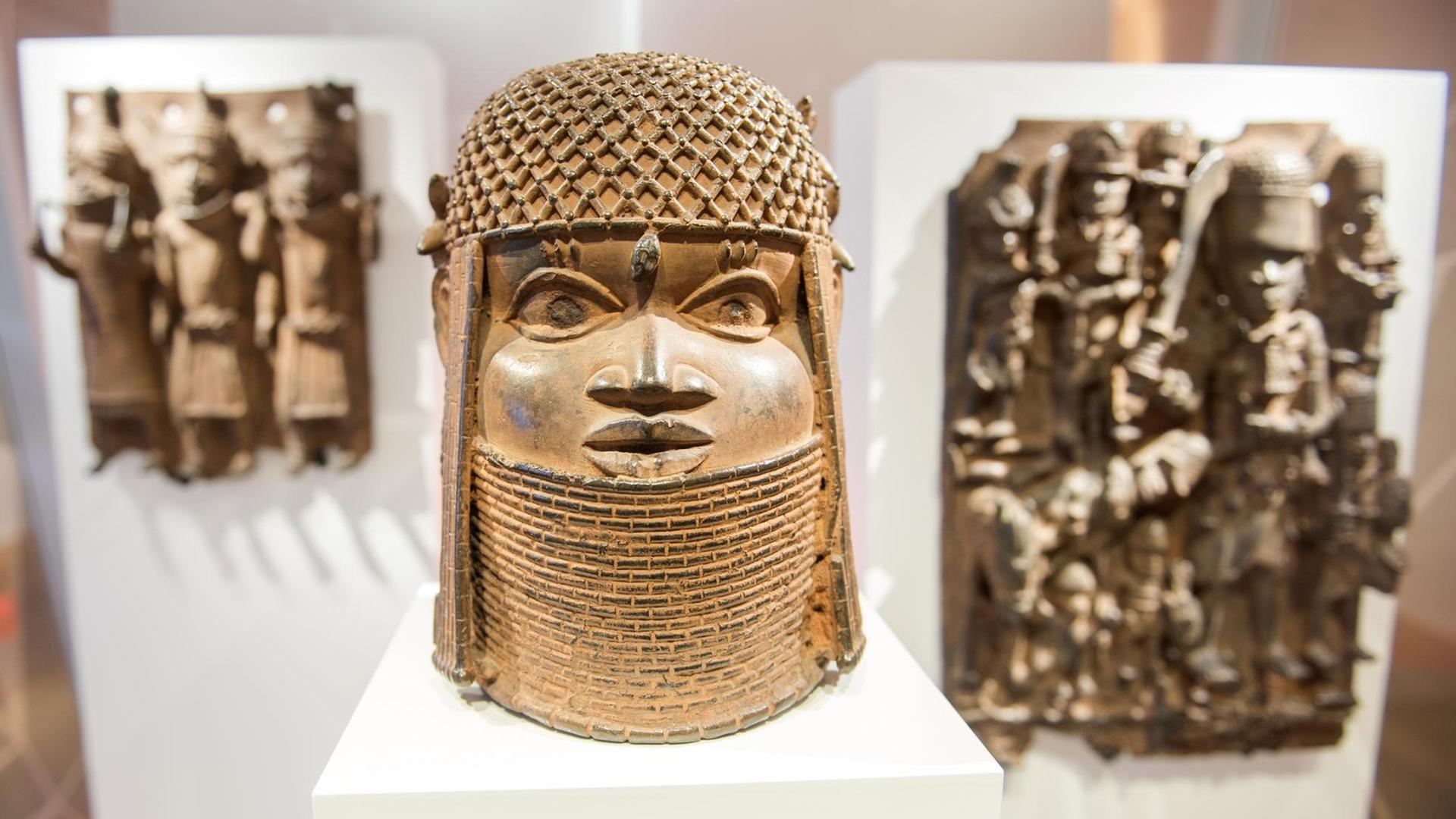 3 geraubte Figuren aus dem Königreich Benin.