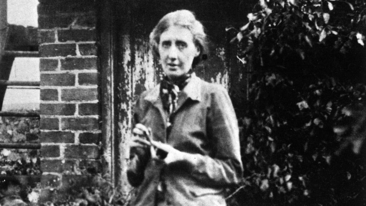 Historisches schwarz/weiss Porträt von der Schriftstellerin Virginia Woolf im Garten ihres Hauses in Rodmell, 1926.