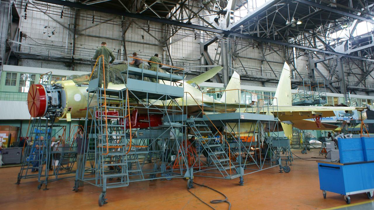 Blick in eine Halle der Flugzeugfabrik Irkut unweit des Baikalsees.