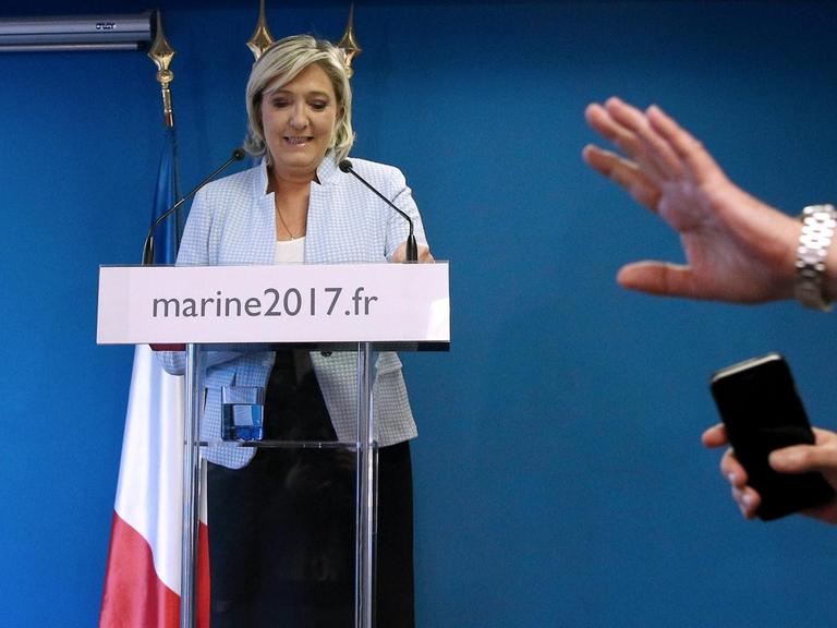 Marine Le Pen kommentiert am 9. November 2016 die Ergebnisse der Präsidentschaftswahlen in den USA.
