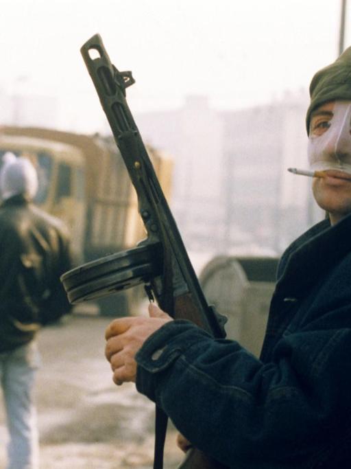 Ein bewaffneter serbischer Kämpfer 1992 in Sarajevo