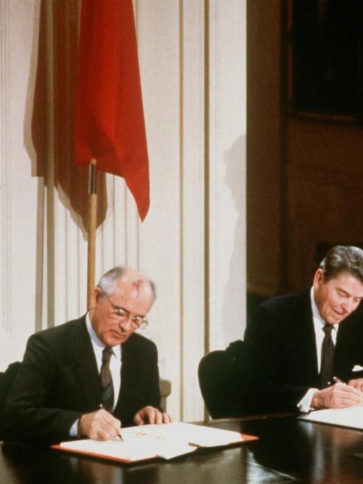  US-Präsident Ronald Reagan und der sowjetische Parteichef Michail Gorbatschow unterzeichnen am 8.12.87 in Washington den INF-Vertrag zur Vernichtung der atomaren Mittelstreckenraketen.