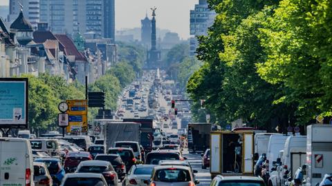 Straßenszene in Berlin: Autos, LKW und Lieferfahrzeuge fahren auf dem Kaiserdamm in der Hauptstadt stadteinwärts.