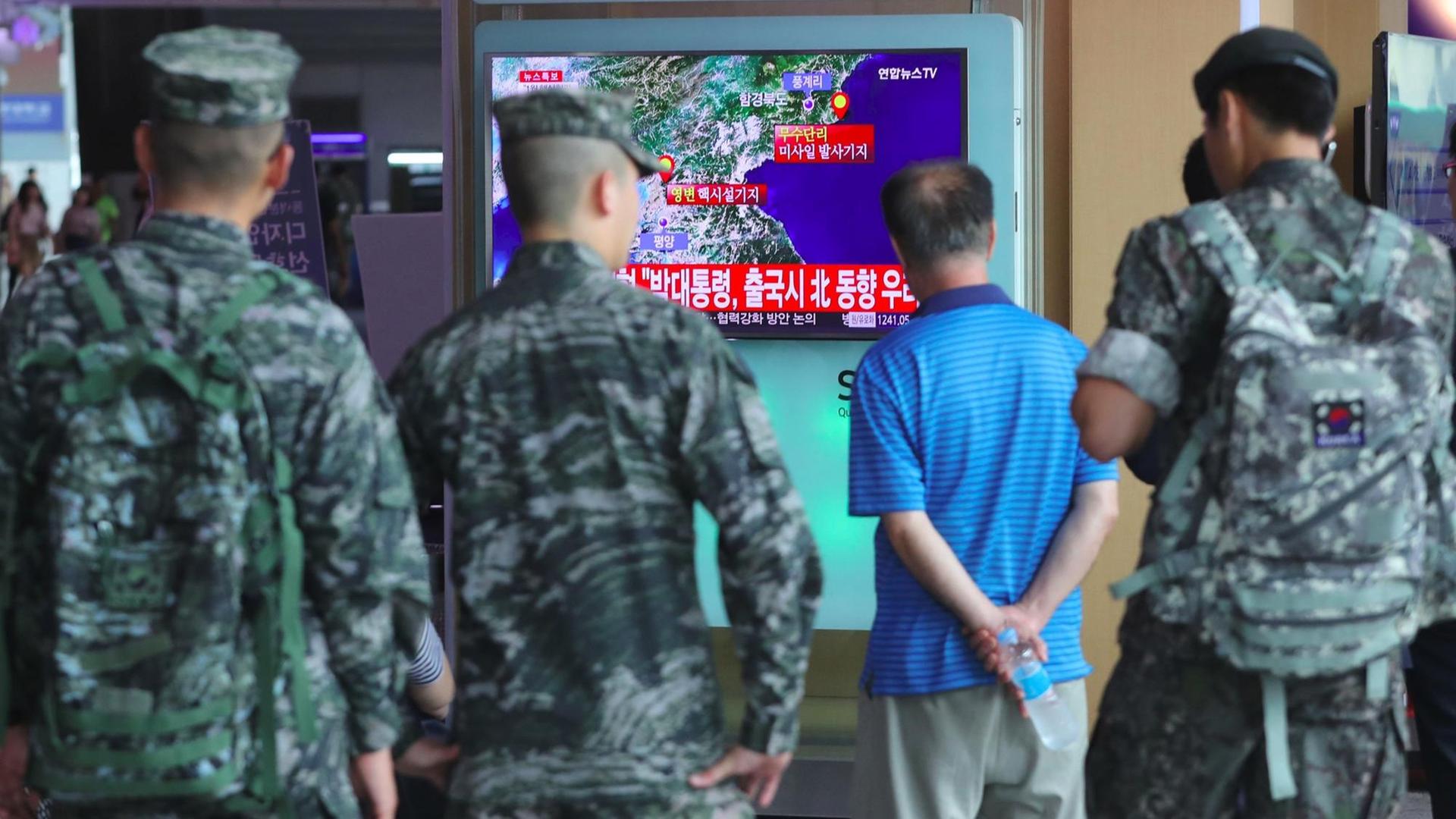 Südkoreanische Soldaten verfolgen an einem Bahnhof in Seoul einen Fernsehbericht über Nordkoreas jüngsten Atomtest.