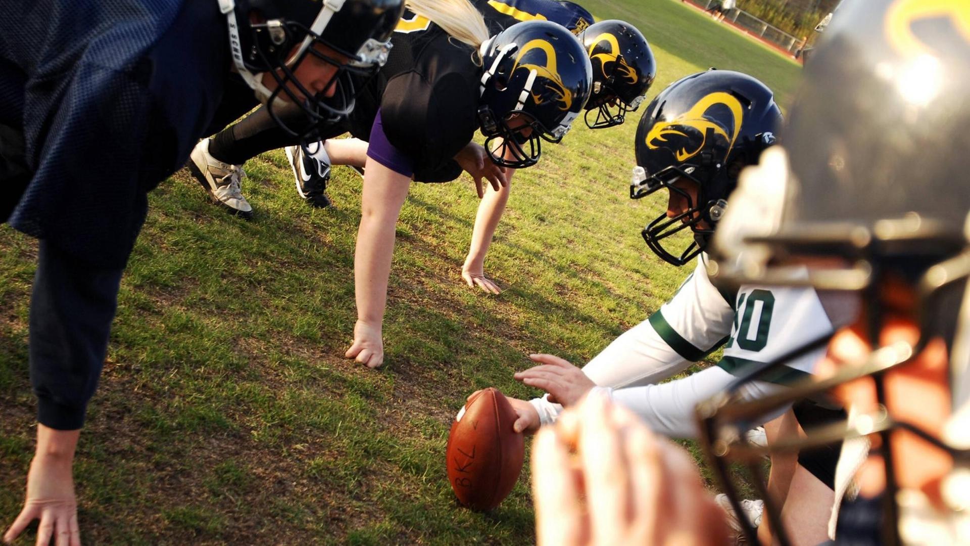 American Football Damen auf dem Spielfeld.