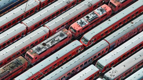 Züge der Deutschen Bahn stehen auf Abstellgleisen.