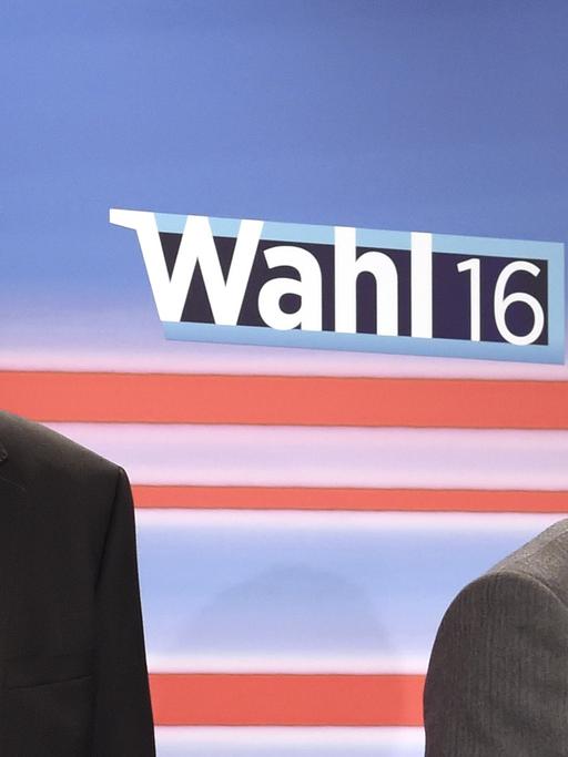 Die Kandidaten Norbert Hofer (FPÖ) und Van der Bellen (Grüne) auf TV-Bildschirmen
