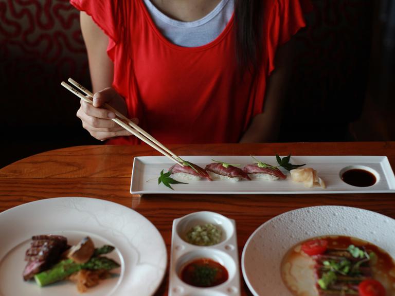 Eine Frau ist in einem Hongkonger Restaurant Sushi.