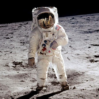   Ein Astronaut auf dem Mond sieht die Erde heute fast voll