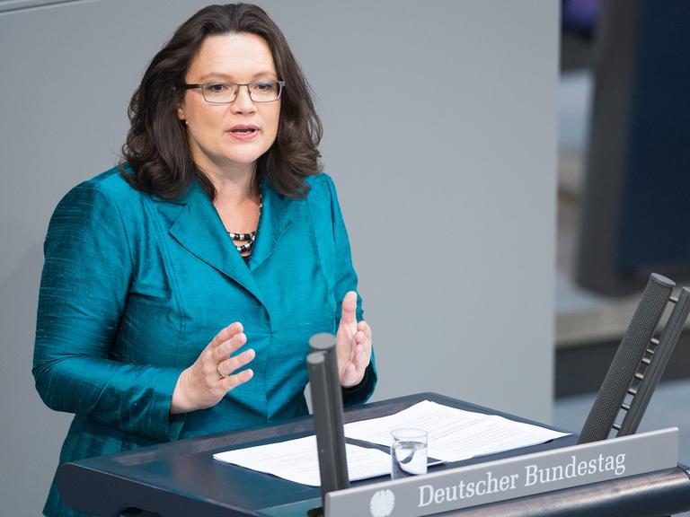 Bundesarbeitsministerin Andrea Nahles (SPD) am Rednerpult im Bundestag
