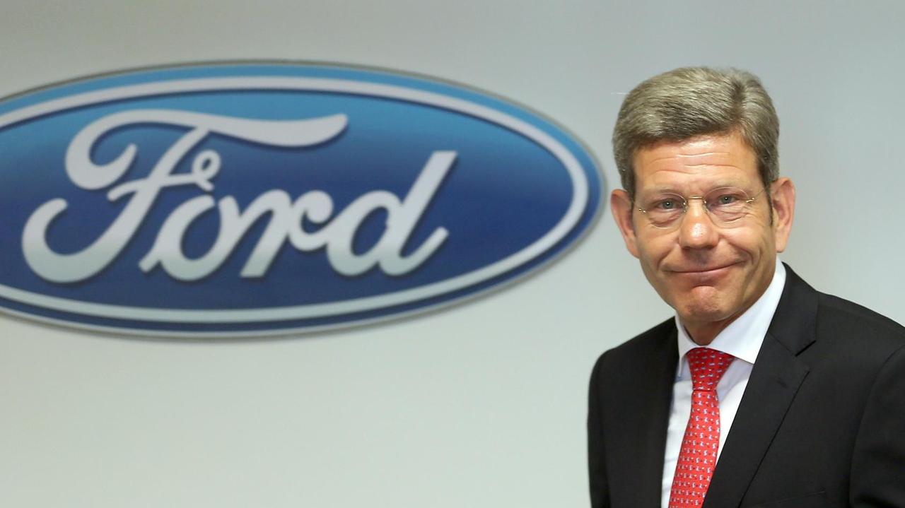 Das Bild zeigt den Deutschland-Chef von Ford, Bernhard Mattes, vor dem blauen Ford-Logo.