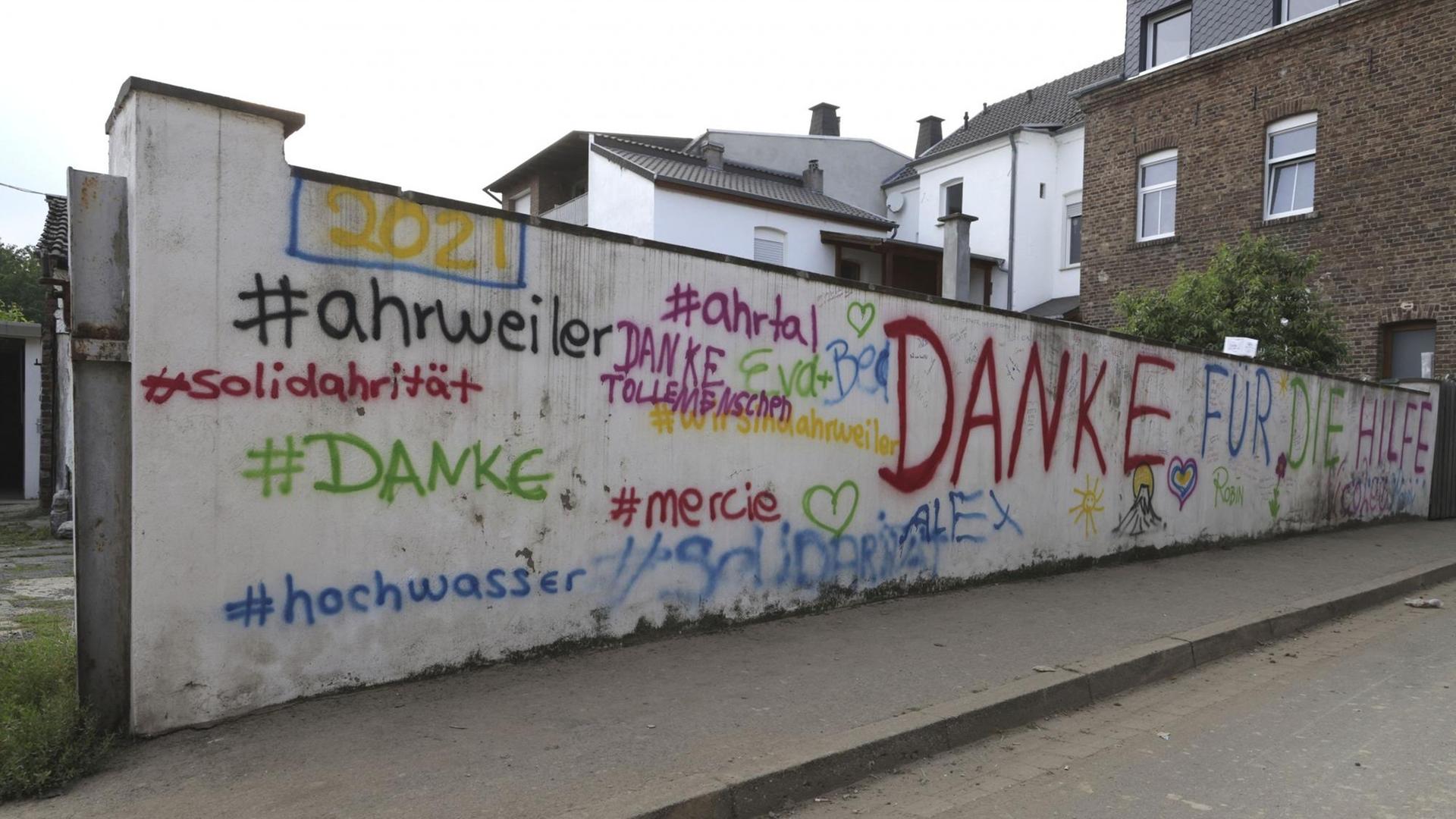Schriftzüge auf einer Wand in Bad Neuenahr - Ahrweiler, unter anderem "Danke für die Hilfe"