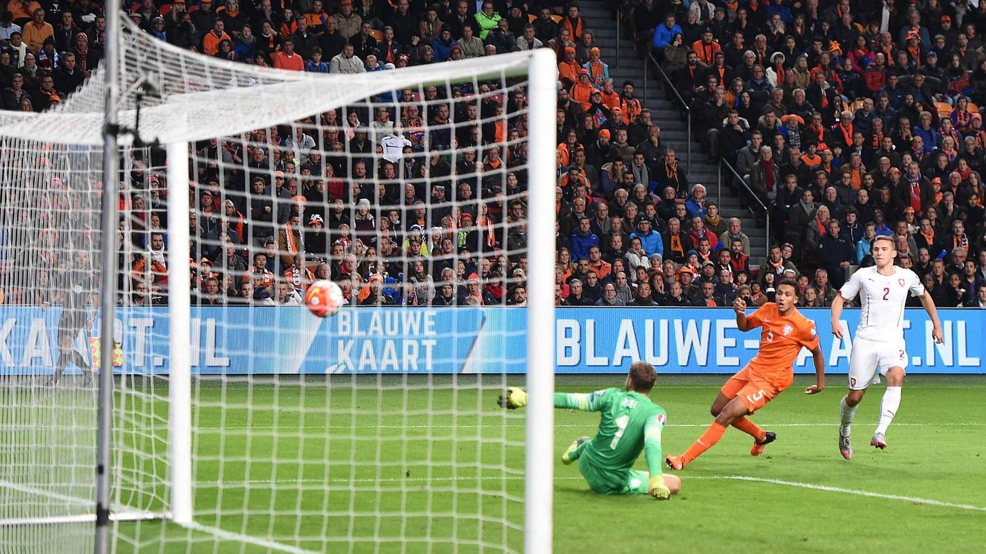 0:1 - Die Niederlande liegen im Oktober 2015 gegen Tschechien in der EM-Qualifikation zurück und scheitern schließlich.