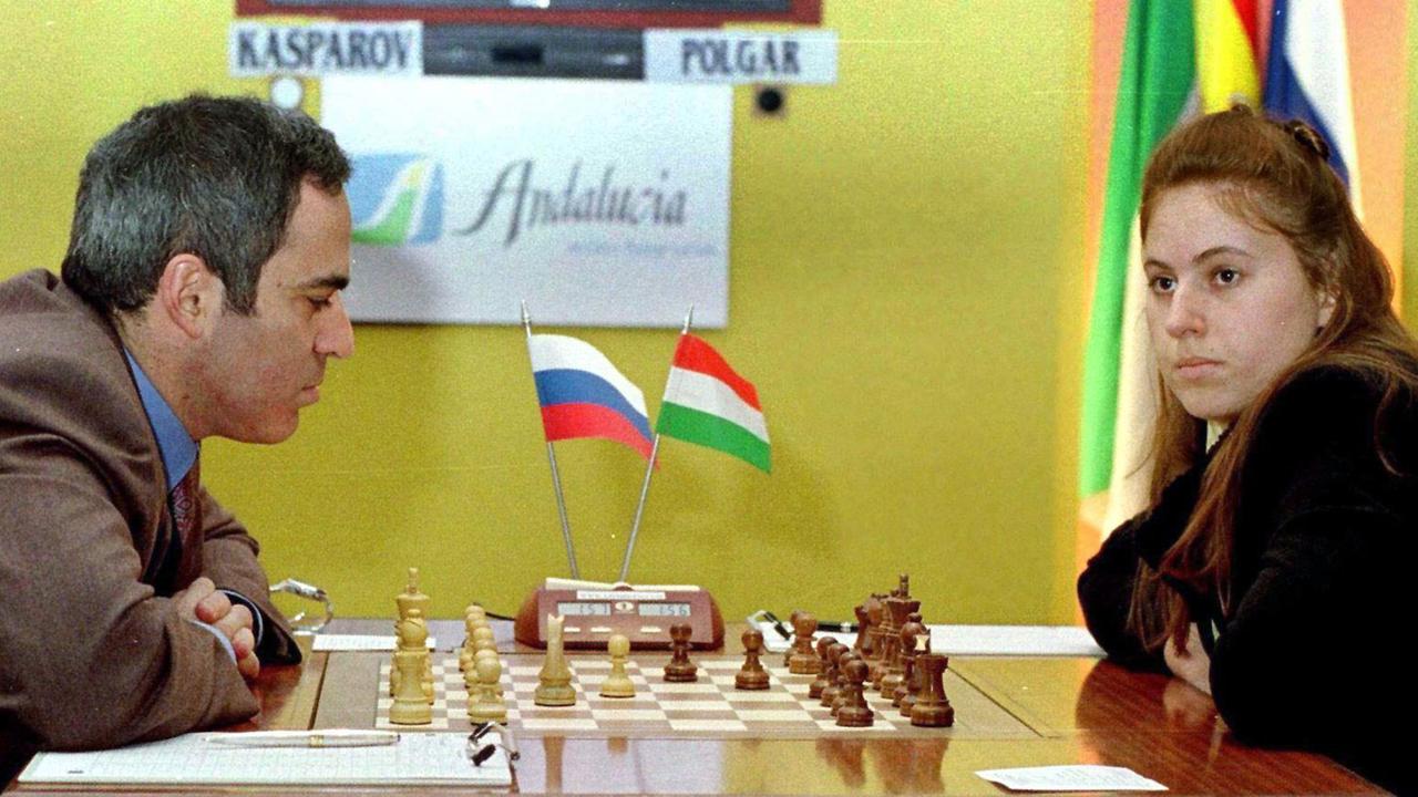 Der russische Schachspieler Gari Kasparow (l) und die ungarische Schachweltmeisterin Judit Polgar (r) sitzen sich am 24.02.2001 während der zweiten Runde beim Super-Schachturnier im spanischen Linares konzentriert gegenüber. Die Partie endet mit einem Remis.