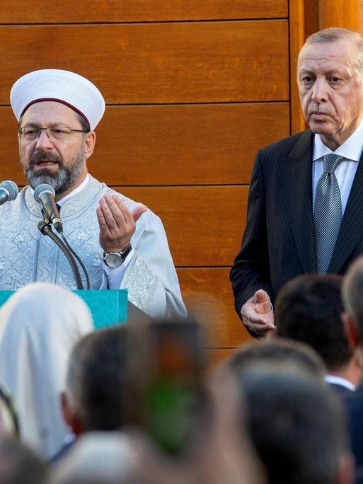 Erdogan bei der Eröffnung der Moschee. Er blickt ernst.