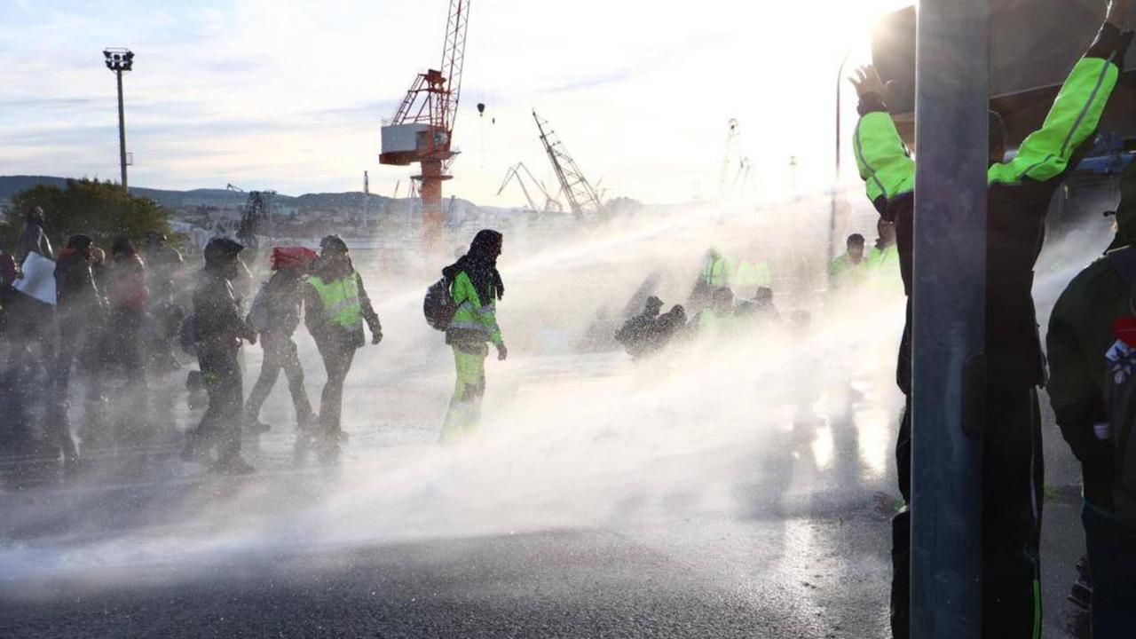 Proteste gegen die Corona-Politik in Italien in der Hafenstadt Triest - die Polizei setzt Wasserwerfer ein, um Blockaden zu räumen. 