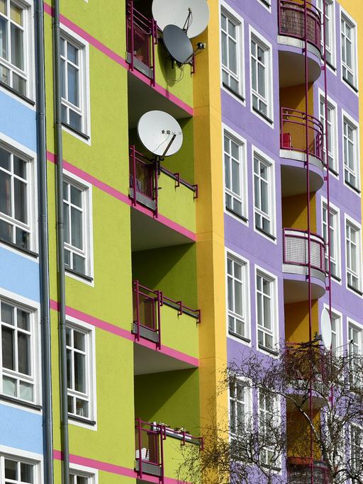 Farbenfroh ist die Fassade von Wohnhäusern Am Nordufer in Berlin-Wedding gestaltet.