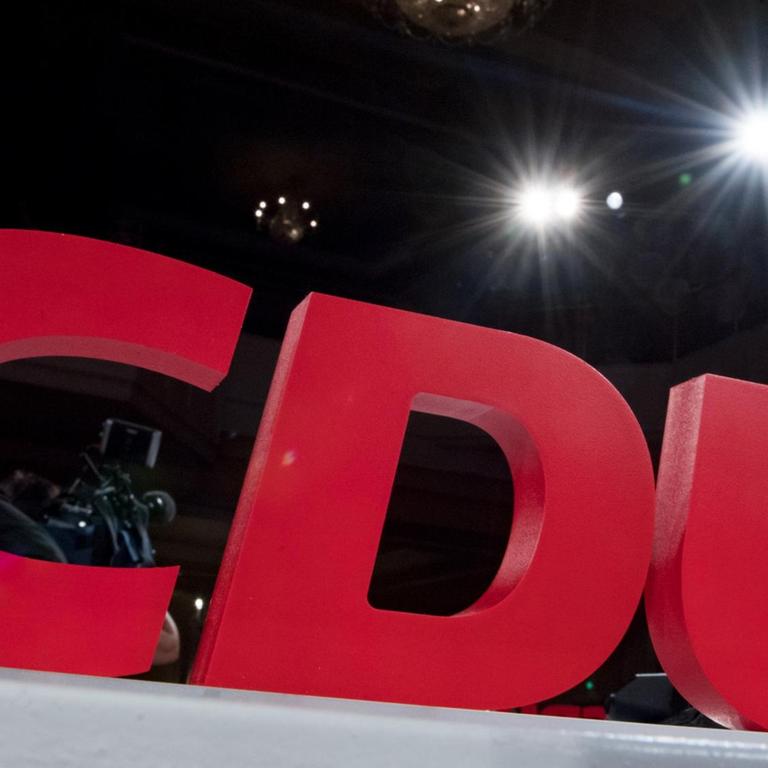 Das Parteilogo der CDU ist auf dem Landesparteitag der CDU Sachsen-Anhalt zu sehen.