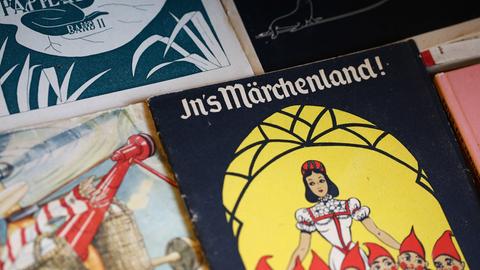 Ein altes Malbuch mit dem Titel "In's Märchenland!" aufgenommenin einem Antiquariat