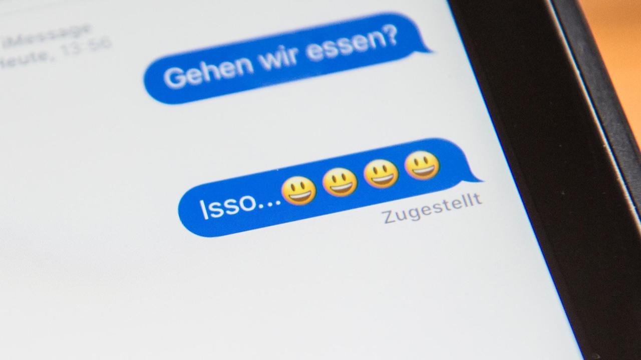 In einer Chat-App auf einem Tabletcomputer steht als letztes Wort "isso", das Jugendwort des Jahres 2016.