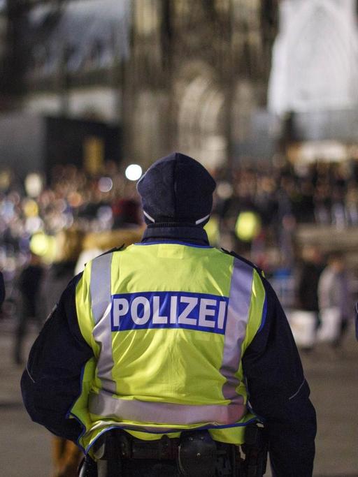 Polizisten an der Domtreppe in Köln am Silvesterabend.