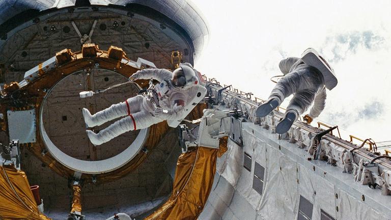 Donald Peterson (rechts) in der Ladebucht des Space Shuttle Challenger | NASA