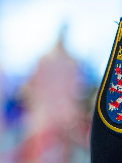 Das Wappen der Polizei Hessen ist während einer Nachwuchsaktion des Polizeipräsidiums Mittelhessen auf einer Uniform des Präsidenten des Polizeipräsidiums Mittelhessen zu sehen