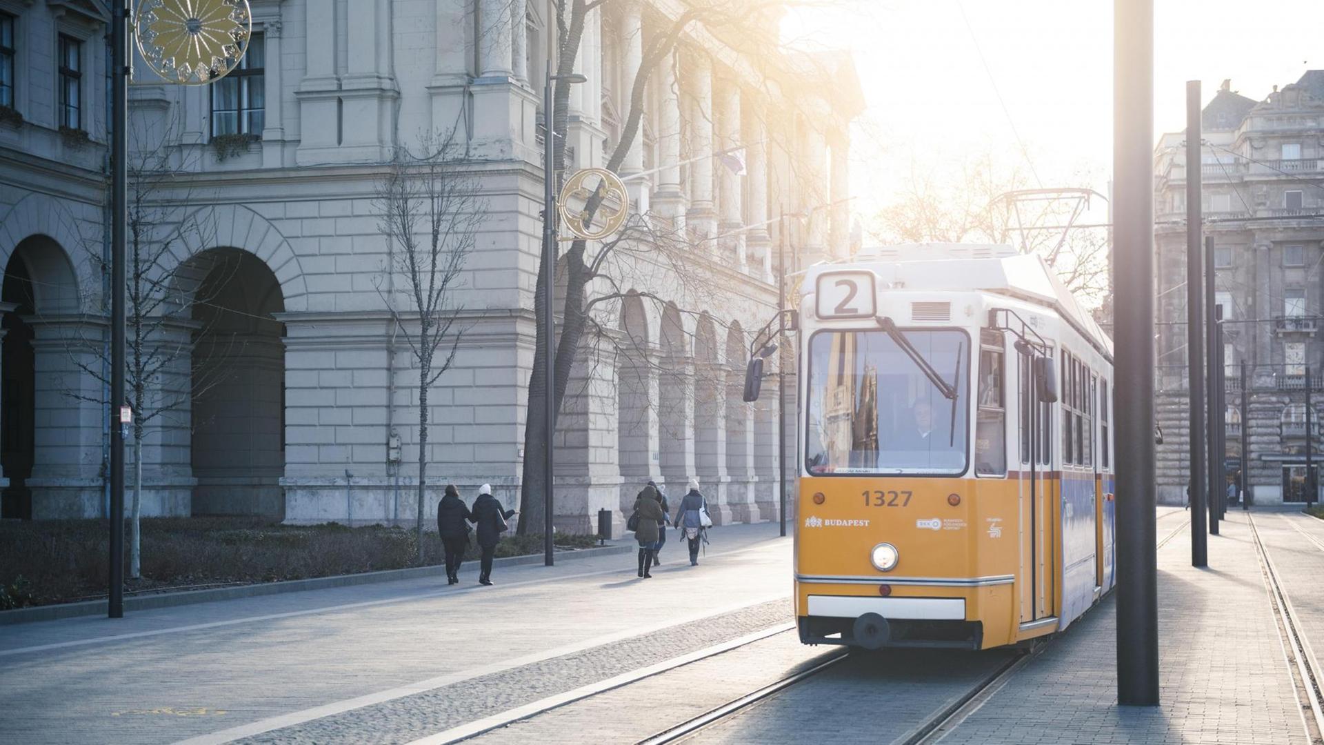 Gelbe Straßenbahn in Budapest.
