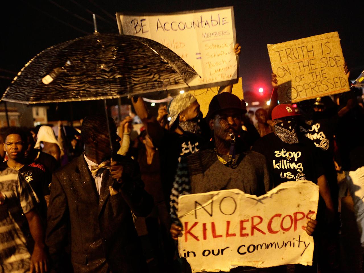 In der US-Kleinstadt Ferguson protestieren Demonstranten gegen Polizeigewalt und Rassismus.