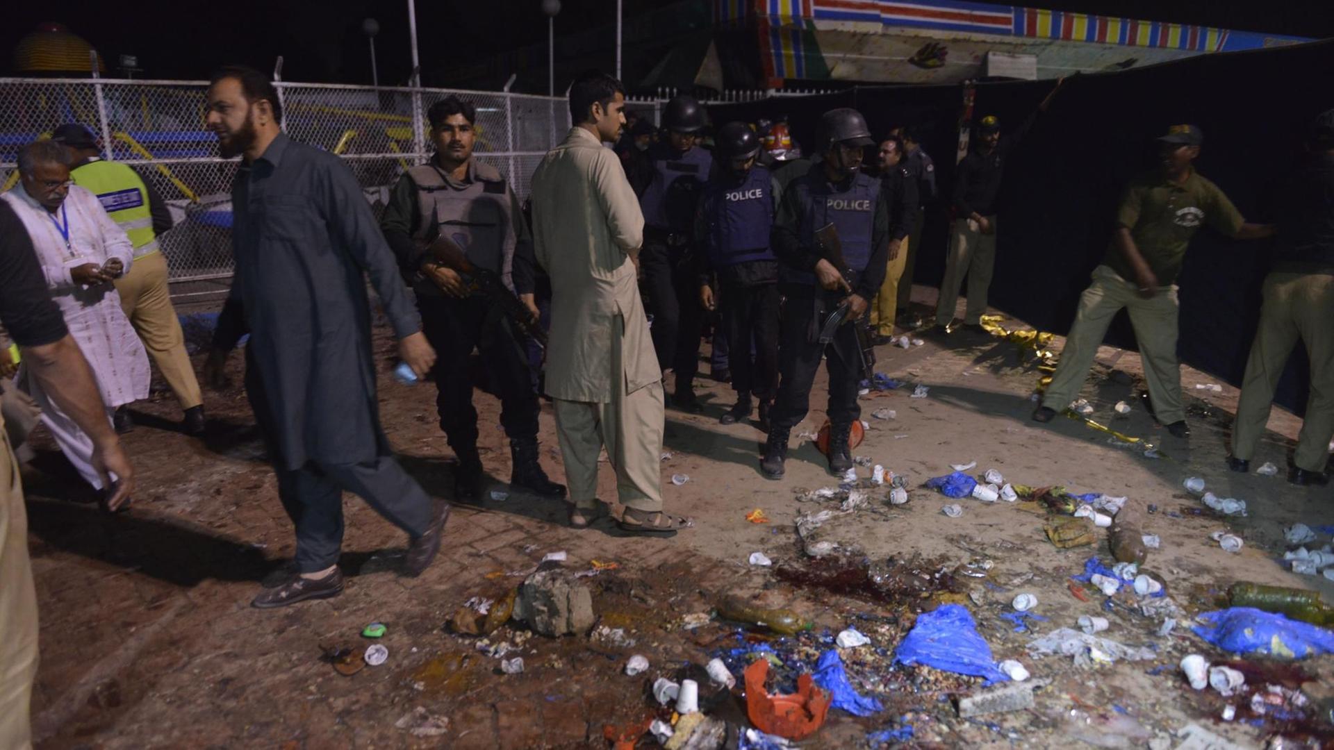 Einsatzkräfte im nordpakistanischen Lahore nach einer schweren Explosion.