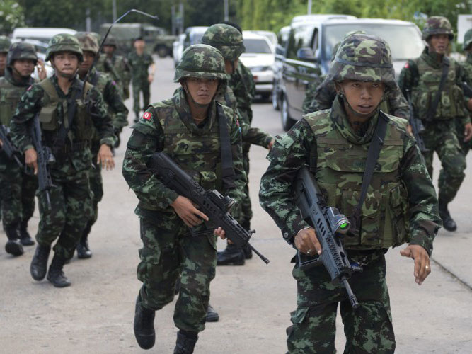 Thailändische Soldaten patrouillieren am 22.05.2014, nachdem der Armeechef sich mit Regierungsanhängern und -gegnern in Bangkok getroffen hat.